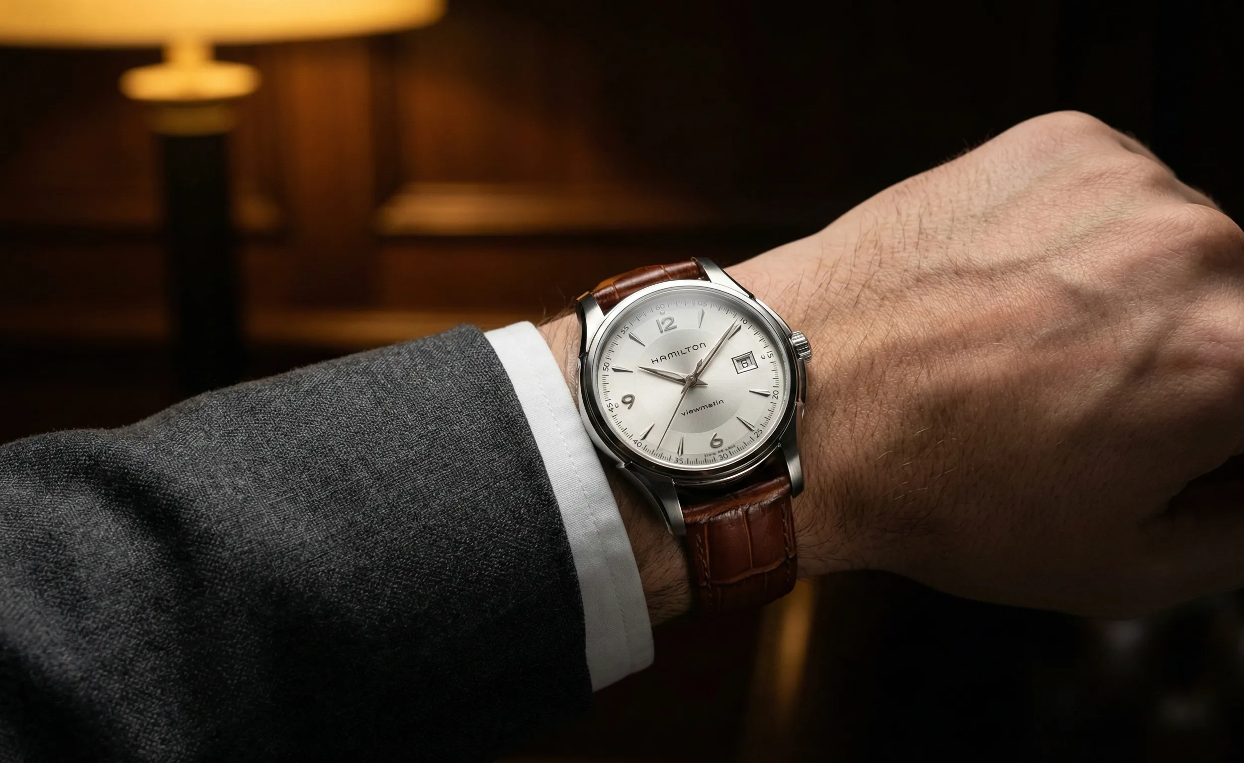 Hamilton Jazzmaster op grijs pak