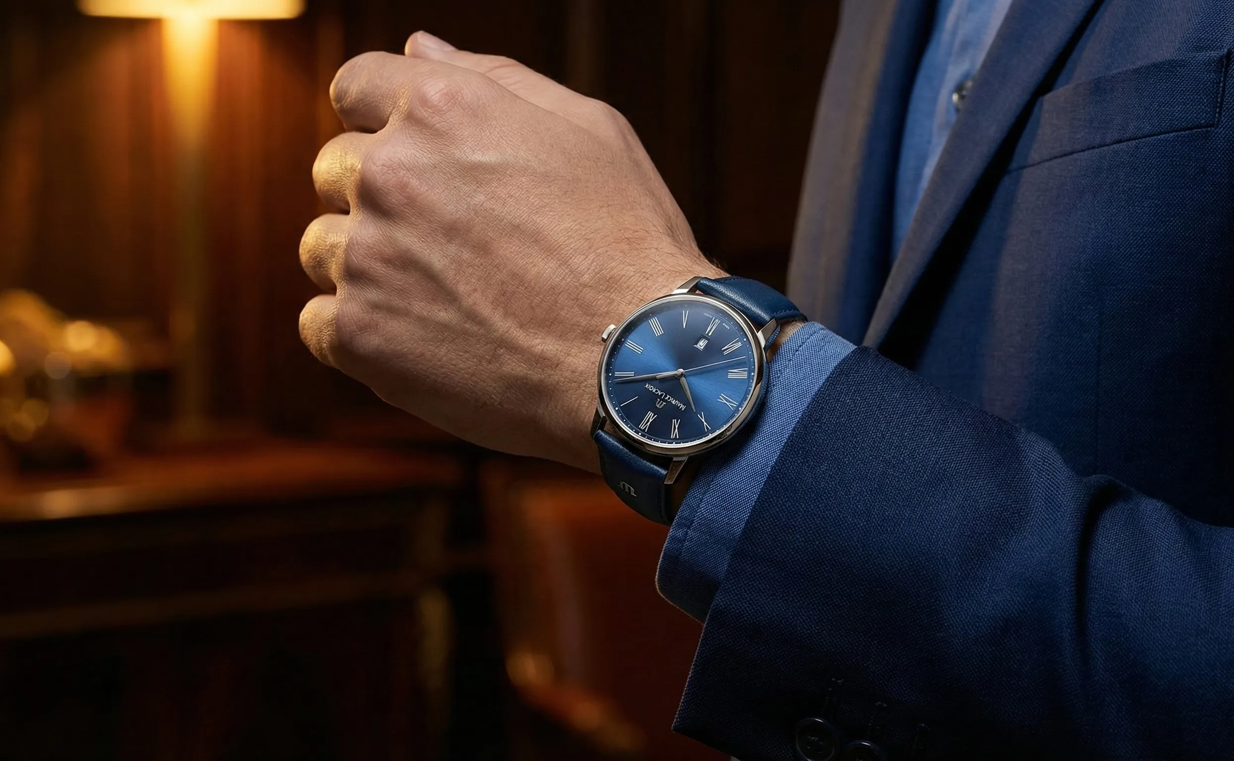 Horloge bij blauw pak